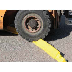 Flexible polyurethane spill containment barrier