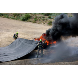 Mise en place de la couverture anti-feu PRO sur un véhicule électrique en feu